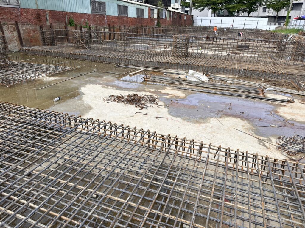 大鑫展業湖內海埔段南北岸建案，正在嚴謹進行地梁鋼筋綁紮的工地工程進度照片