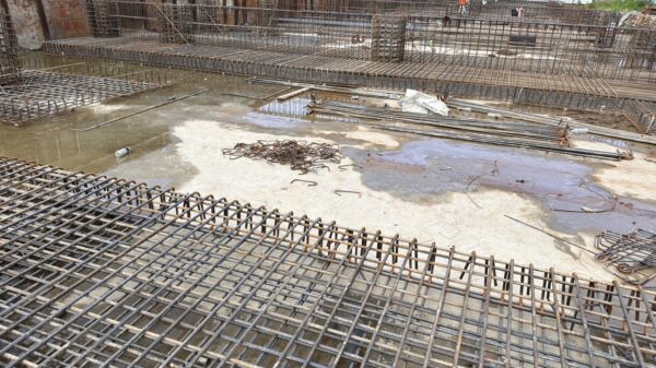 大鑫展業湖內海埔段南北岸建案，正在嚴謹進行地梁鋼筋綁紮的工地工程進度照片
