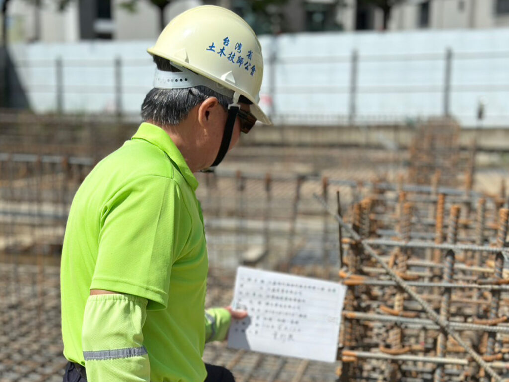 大鑫工程於2025年8月12日由土木技師與建築師進行基礎結構與外觀品質雙重查驗的紀錄照片