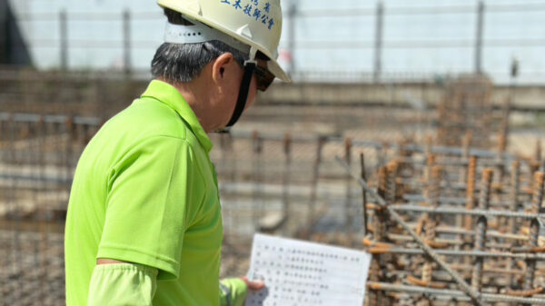 大鑫工程於2025年8月12日由土木技師與建築師進行基礎結構與外觀品質雙重查驗的紀錄照片