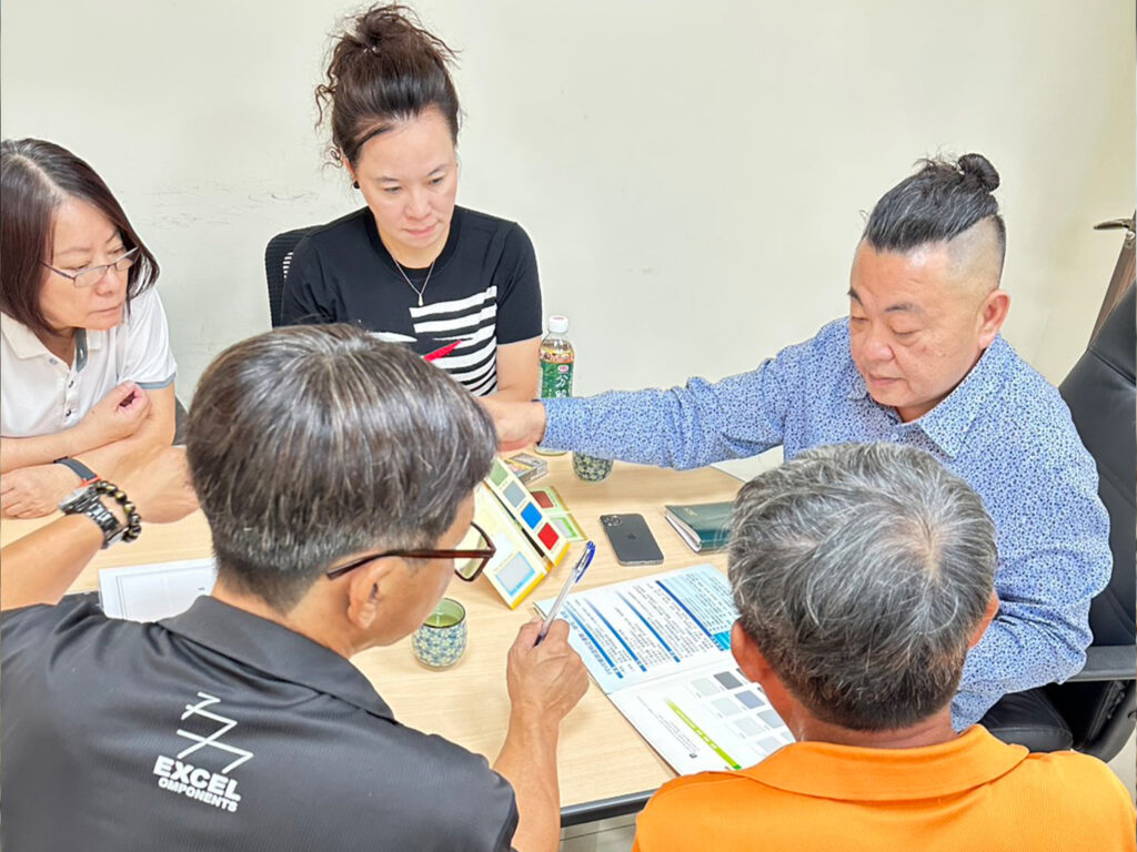 大鑫工程團隊討論企業總部建案外立面、捲門及雨遮配色設計的內部會議紀錄照片