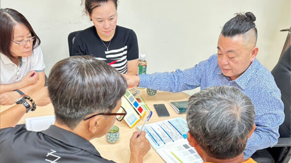 大鑫工程團隊討論企業總部建案外立面、捲門及雨遮配色設計的內部會議紀錄照片