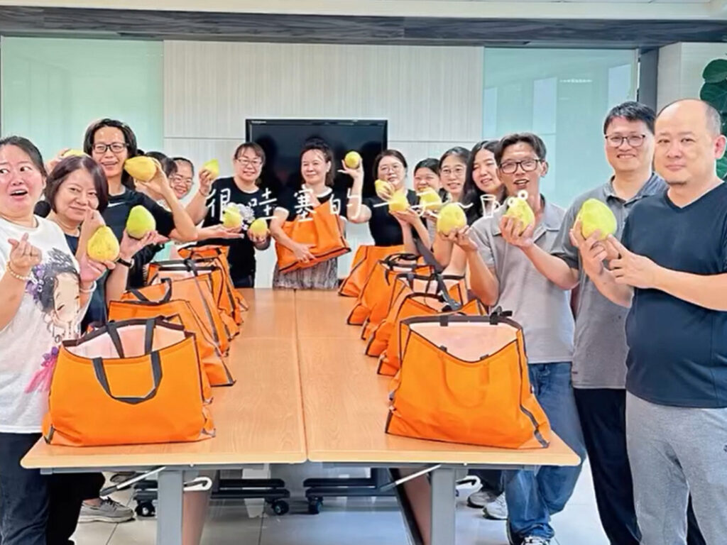 大鑫工程同仁收到老闆贈送的麻豆福地優質老欉文旦，展現企業同仁福利的照片